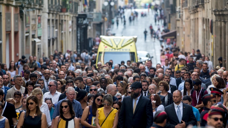 Momento del acto de homenaje a las víctimas en el primer aniversario por los atentados del 17 de agosto en las Ramblas de Barcelona y en Cambrils. EFE/Quique García