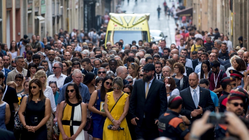 Momento del acto de homenaje a las víctimas en el primer aniversario por los atentados del 17 de agosto en las Ramblas de Barcelona y en Cambrils. EFE/Quique García