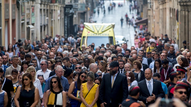 Momento del acto de homenaje a las víctimas en el primer aniversario por los atentados del 17 de agosto en las Ramblas de Barcelona y en Cambrils. EFE/Quique García