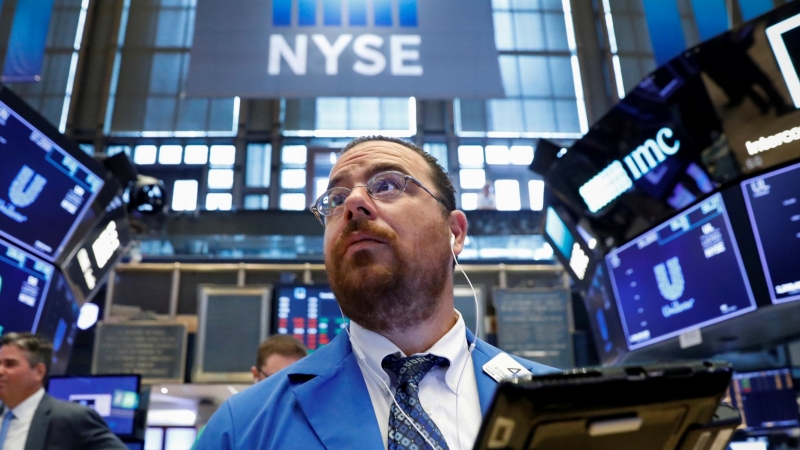 Un operador  en el patio de negociación de la bolsa de Nueva York (NYSE, según sus siglas en inglés). REUTERS/Brendan McDermid