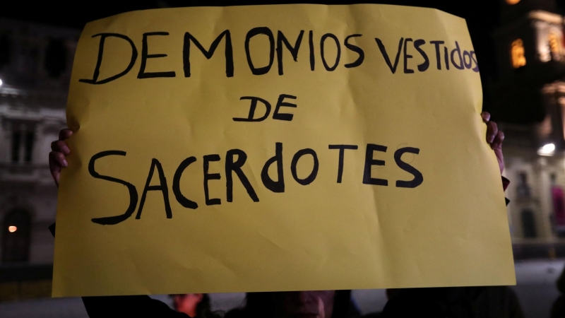 Una pancarta que dice: 'demonios vestidos de sacerdotes', durante la manifestación en Santiago de Chile de las víctimas de abusos sexuales por parte de la Iglesia Católica chilena. / Reuters