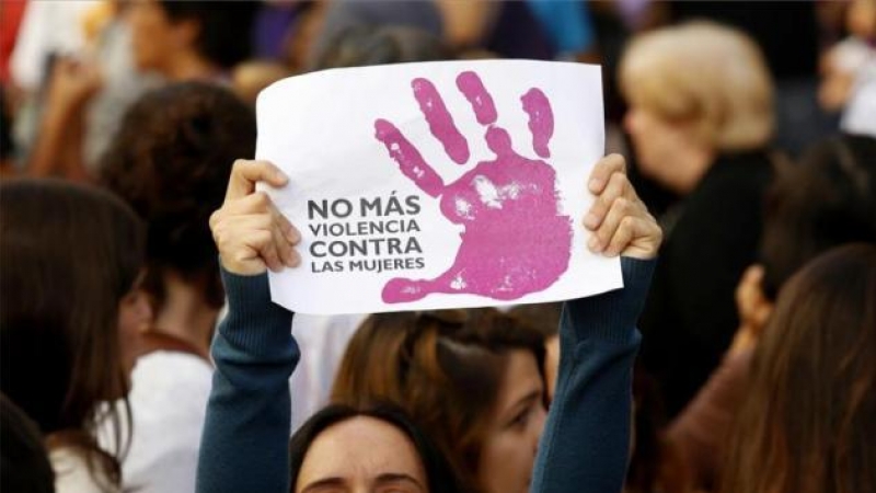 Una mujer sostiene un cartel contra la violencia machista en una manifestación / EFE