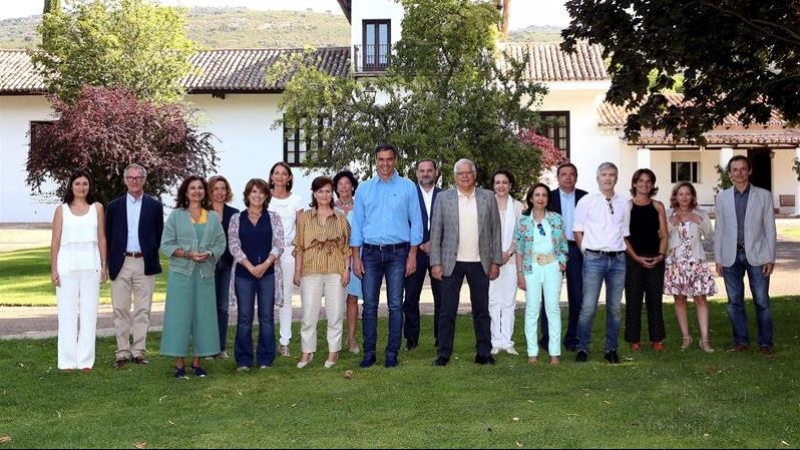 El presidente del Gobierno, Pedro Sánchez, y sus ministros en la finca toledana de Quintos de Mora. - EFE