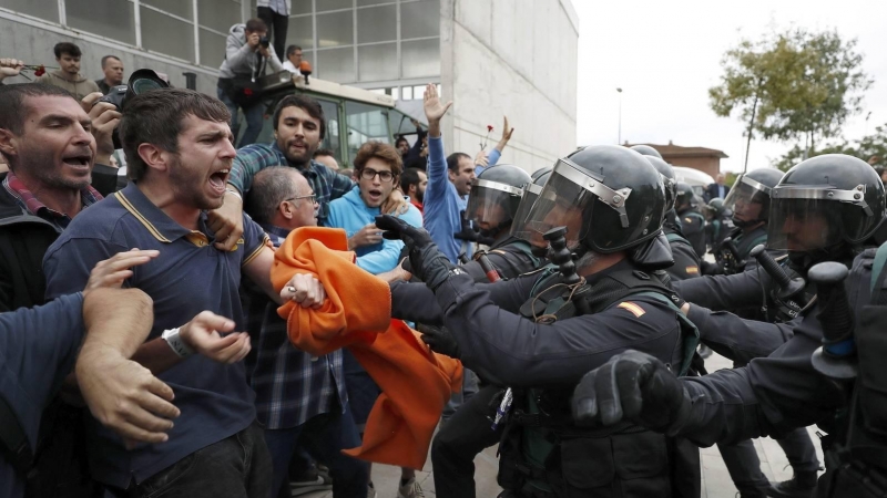 Imagen de una de las cargas policiales del 1-O. EFE