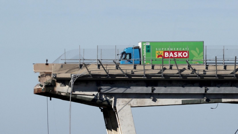 El puente Morandi, de Génova, en la autopista A10, tras su derrumbe. REUTERS/Stefano Rellandini