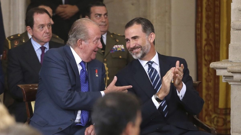 El rey Felipe VI conversa con Juan Carlos. - EFE