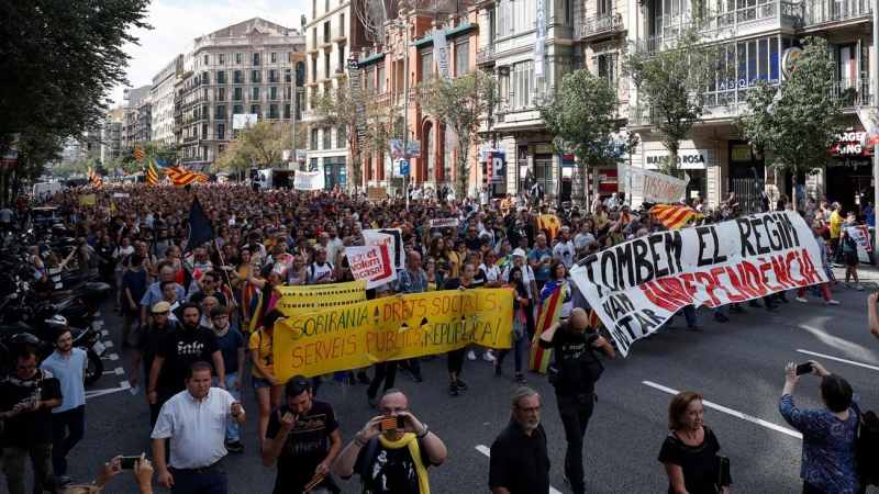 Manifestantes se manifiestan en Barcelona durante el primer aniversario del referéndum del 1-O. - REUTERS