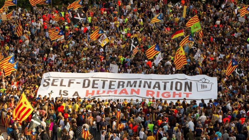 01/10/2018.- Vista de la manifestación soberanista en Barcelona con motivo del primer aniversario del 1-O, bajo el lema 'Recuperemos el 1 de Octubre'. EFE/ Enric Fontcuberta