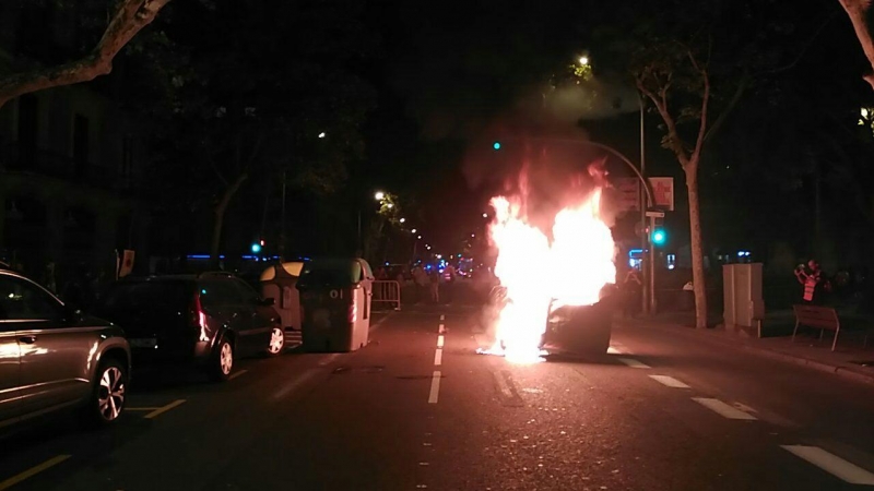 Contenidor cremant a la Ronda de Sant Pere, després de la manifestació d'aquest 1-O. / Maria Rubio.