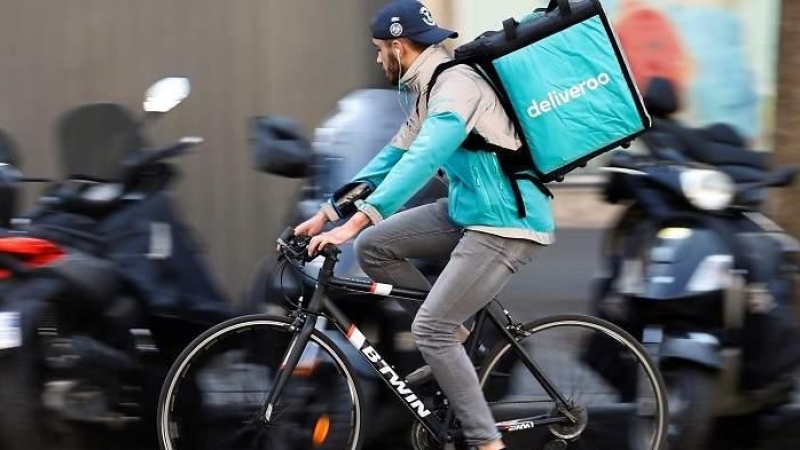 Imagen de archivo de un repartidor de Deliveroo. EFE