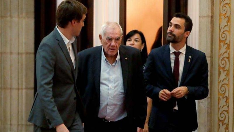 El consejero de Exteriores de la Generalitat Ernest Maragall (centro), y el presidente del Parlament Roger Torrent (derecha) (TONI ALBIR | EFE)