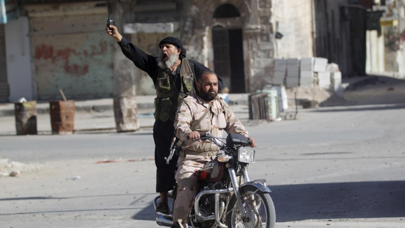 Dos miembros de Al Qaeda en una moto en Idlib. /REUTERS