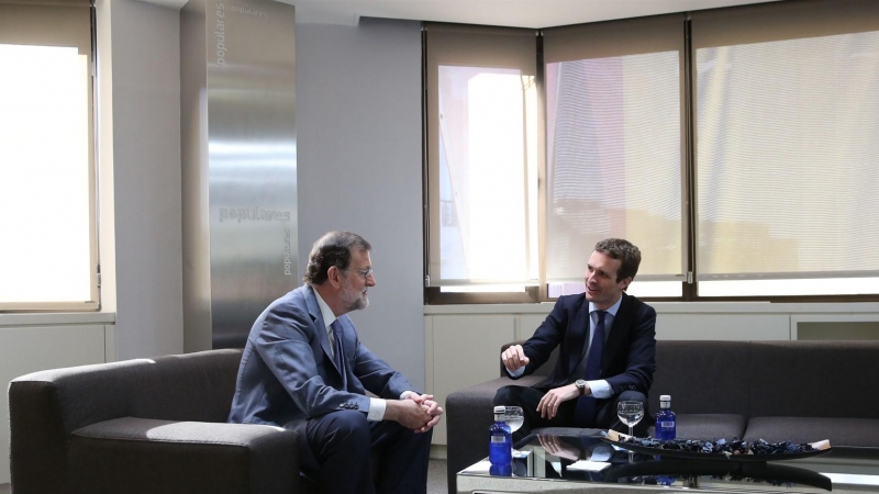 El presidente del PP, Pablo Casado, y su predecesor, Mariano Rajoy, en la reunión mantenida el lunes 23 de julio en la sede de la calle Génova. PP