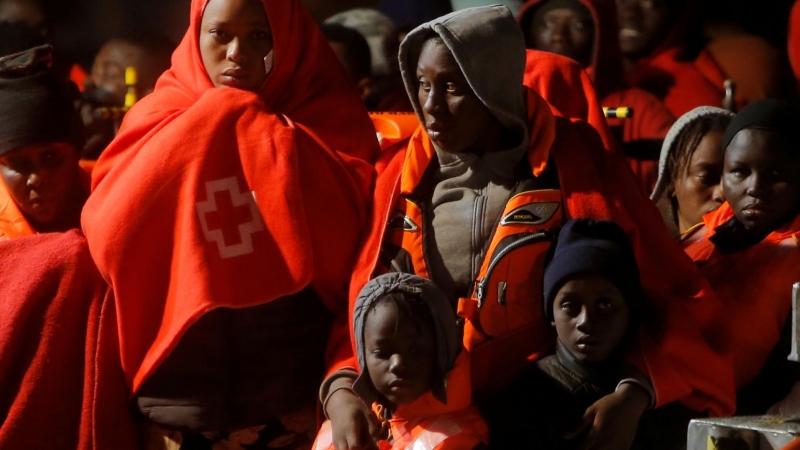 Un grupo de migrantes rescatados de pateras por Salvamento Marítimo, a bordo del barco de rescate en el puerto de Málaga.- REUTERS/JON NAZCA