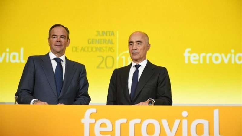 El presidente de Ferrovial, Rafael del Pino (der), y el consejero delegado de la constructora, Iñigo Meira, en la junta de accionistas. E.P.