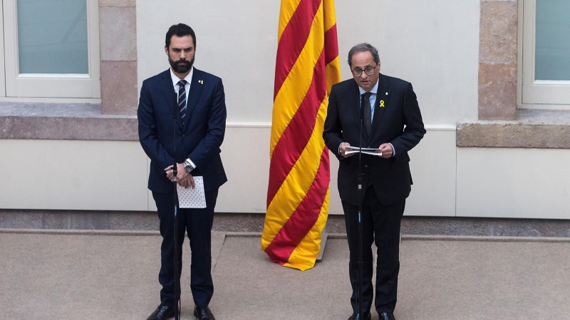 El presidente de la Generalitat de Cataluña, Quim Torra (d), y el del Parlament, Roger Torrent (i), durante la declaración institucional que han hecho tras conocerse que la Fiscalía acusa a los líderes del proceso independentista de un delito de rebelión.