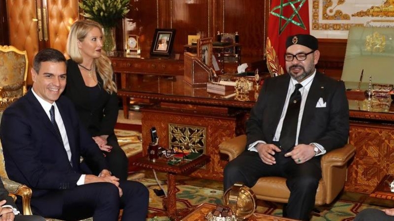 El presidente del Gobierno español, Pedro Sánchez, y el rey Mohamed VI de Marruecos durante el encuentro mantenido hoy en el Palacio Real de Rabat. EFE/Ballesteros