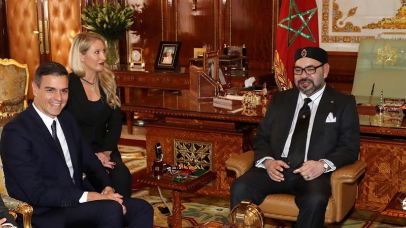 El presidente del Gobierno español, Pedro Sánchez, y el rey Mohamed VI de Marruecos durante el encuentro mantenido hoy en el Palacio Real de Rabat. EFE/Ballesteros