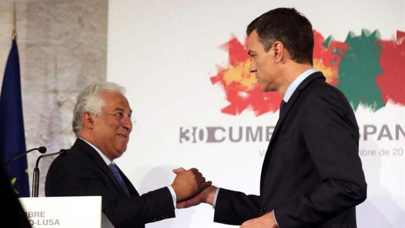 El presidente del Gobierno español, Pedro Sánchez y el primer ministro portugués, Antonio Costa, se saludan en el marco de la XXX Cumbre Hispano-Portuguesa celebrada en Valladolid. (KIKO HUESCA | EFE)