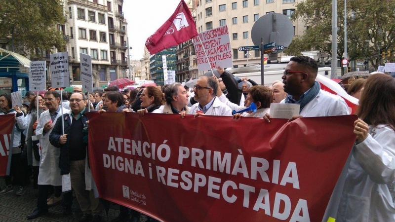 Metges de Catalunya protesten durant la vaga dels treballadors d'atenció primària i metges contra la saturació de feina. @metgescatalunya
