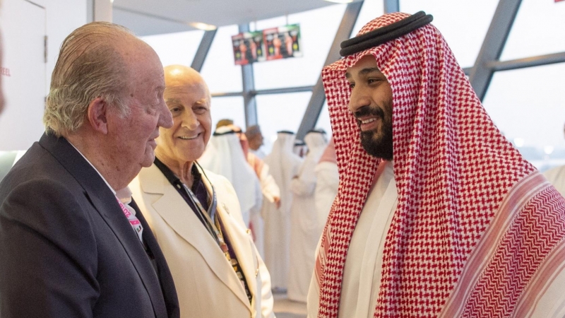 Foto distribuida por la Corte Real de Arabia Saudí del encuentro del rey Juan Carlos I con el príncipe heredero Mohammad Bin Salman, durante el Gran Premio de Fórmula 1 de Abu Dabi 2018. EFE / EPA / BANDAR ALGALOUD / SAUDI ROYAL COURT
