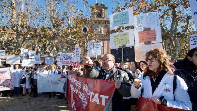 Decenas de médicos de atención primaria se concentran ante el Parlament en protesta por los recortes de los últimos años. (MARTA PÉREZ | EFE)