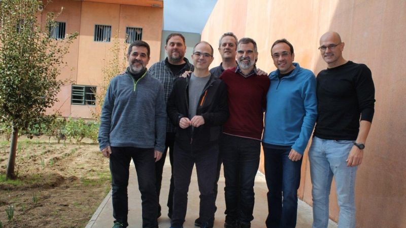 Els set dirigents polítics i socials catalans empresonats preventivament al centre penitenciari de Lledoners, en una imatge distribuïda per Òmnium Cultural
