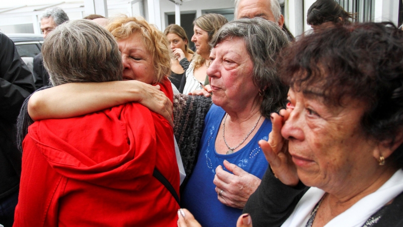 Familiares de extrabajadores de la planta de Ford Motor en Argentina y de víctimas de la dictadura se abrazan tras escuchar la sentencia que condena a exdirectivos de la firma estadounidense. REUTERS / Bernardino Avila