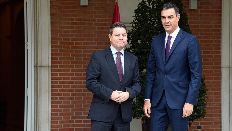 El presidente de Castilla-La Mancha, Emiliano García-Page, y jefe del Gobierno central, Pedro Sánchez, en la Moncloa, en una imagen de archivo. Foto: José Márquez