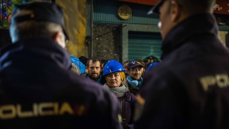 Policías antidisturbios llegan a la calle Argumosa de Madrid para ejecutar el desahucio de Josefa Santiago. -JAIRO VARGAS