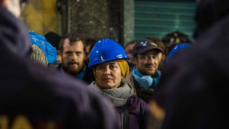 Policías antidisturbios llegan a la calle Argumosa de Madrid para ejecutar el desahucio de Josefa Santiago. -JAIRO VARGAS