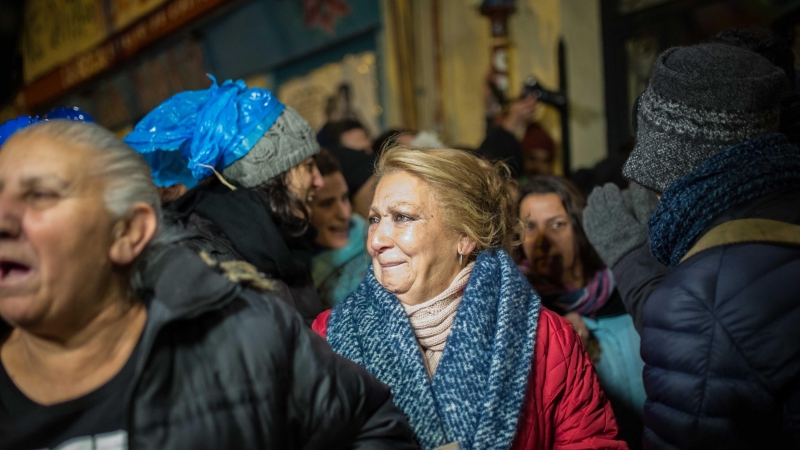 Josefa Santiago, Pepi, sale a la calle para negociar con la comisión judicial el quinto aplazamiento de su desahucio.-JAIRO VARGAS