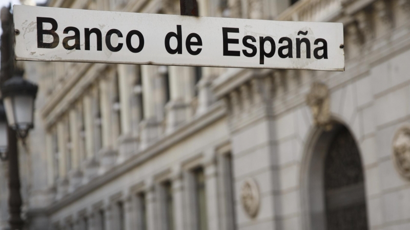 El letrero de la boca de metro de Banco de España, junto a la sede de la entidad en Madrid. REUTERS