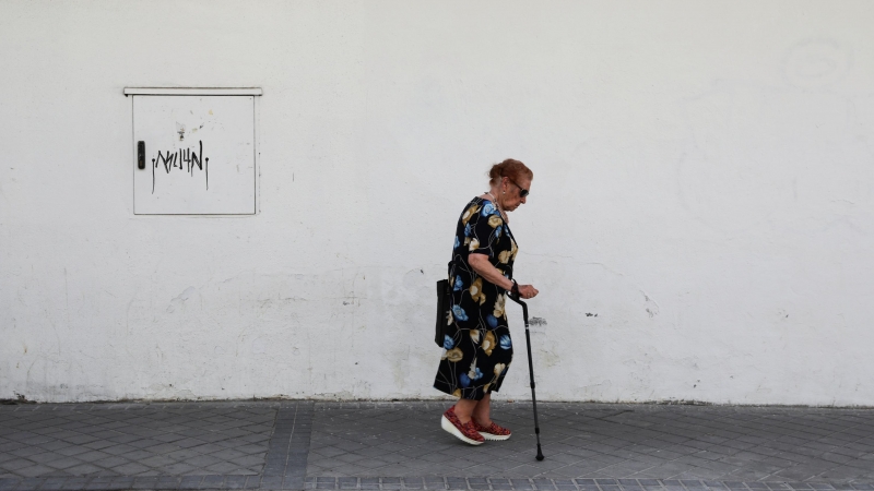 Una mujer pensionista camina por una calle de Madrid. REUTERS/Susana Vera