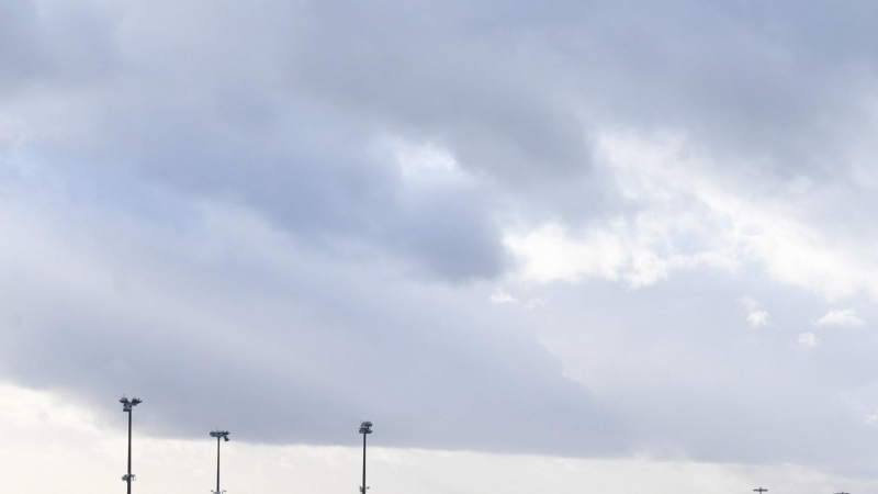 Varios aviones permanecen estacionados en el aeropuerto de Gatwick, Londres.- EFE/Facundo Arrizabalaga