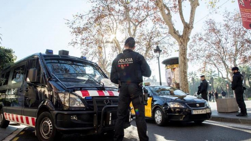 Agentes de los Mossos d'Esquadra patrullan por el centro de Barcelona, ciudad en la que se detuvo a un militar francés con cargadores de pistola en la Sagrada Familia. /EFE