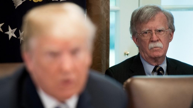 John Bolton, asesor para la seguridad nacional de Estados Unidos mira a Donald Trump. / AFP - SAUL LOEB