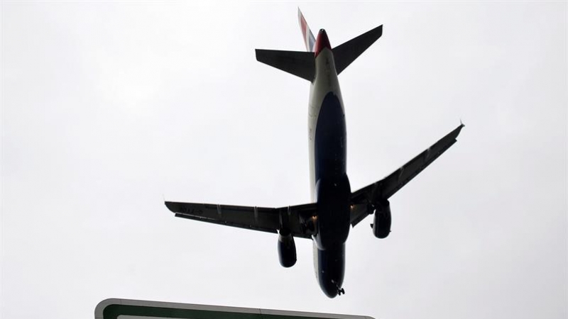 Un avión de la aerolínea British Airways aterriza en el aeropuerto de Heathrow en Londres. - EFE