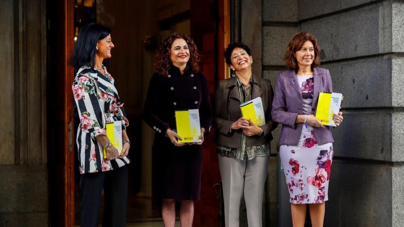 La ministra de Hacienda, María Jesús Montero (2i), acompañada por la subsecretaria de Estado de Hacienda, Pilar Paneque (2d), y las secretarias de Estado de Presupuestos, María José Gualda (i), y de Hacienda, Inés Bardón (d), a su llegada al Congreso de l