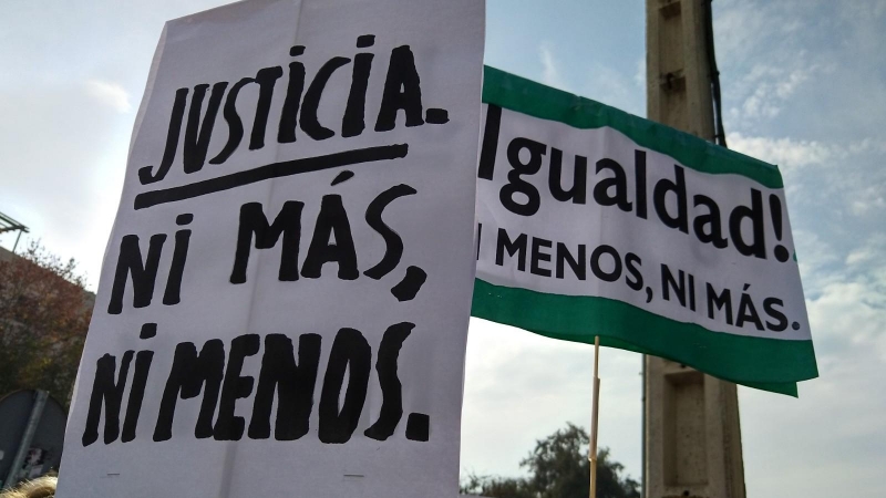 Imagen de la multitudinaria manifestación feminista a las puertas del Parlamento de Andalucía