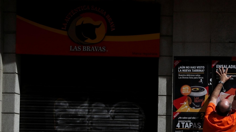 Un camarero en la terraza de un bar en el centro de Madrid. REUTERS/Susana Vera