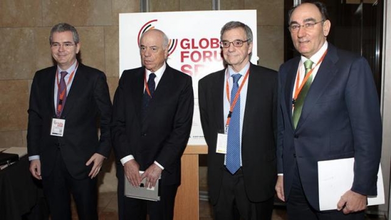 El ahora presidente honorífico del BBVA, Francisco González (segundo por la izquierda) y el presidente de Iberdrola (primero por la derecha), Ignacio Sánchez Galán, en acto empresarial en Bilbao, en marzo de 2014. Con ellos, el presidente y CEO de Inditex