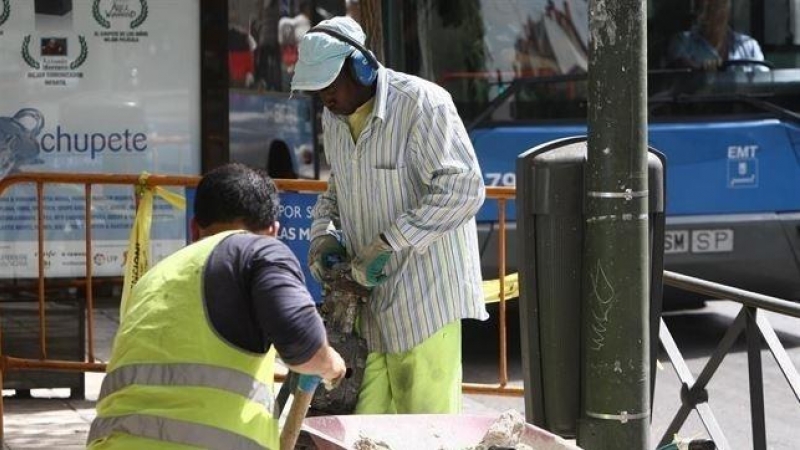 Trabajadores extranjeros en una obra en una calle de Madrid. E.P.