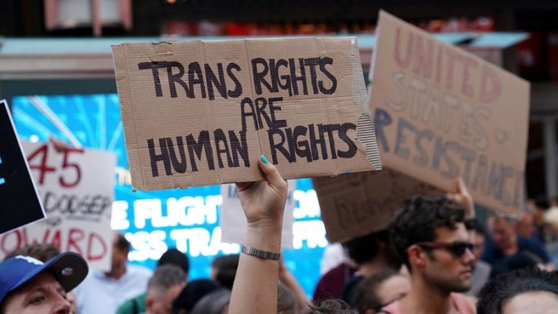 Manifestantes contra el veto de Trump a los transgénero en el Ejército, en 2017. REUTERS/Carlo Allegri