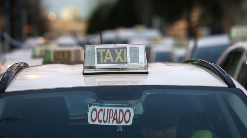 Madrid durante la primera jornada de la huelga indefinida de los taxistas que se unen a la iniciada el viernes por el sector del taxi de Barcelona | EFE