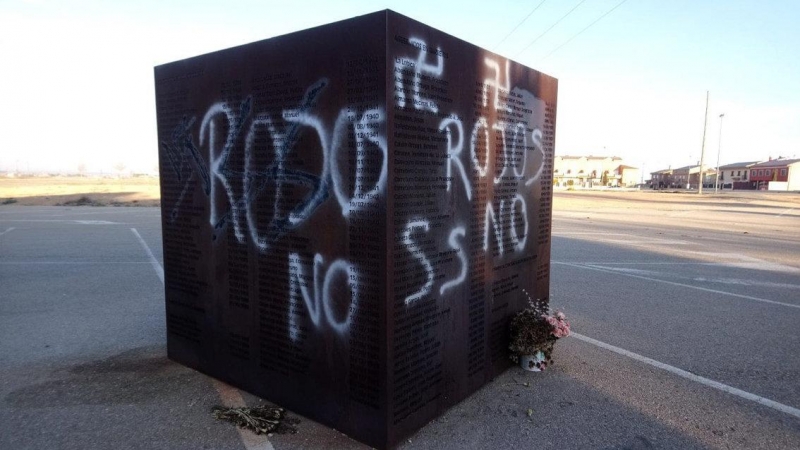 Pintadas fascistas en el monumento a los represaliados por el franquismo en Villarrobledo (Albacete). Foto: Ana Bascary