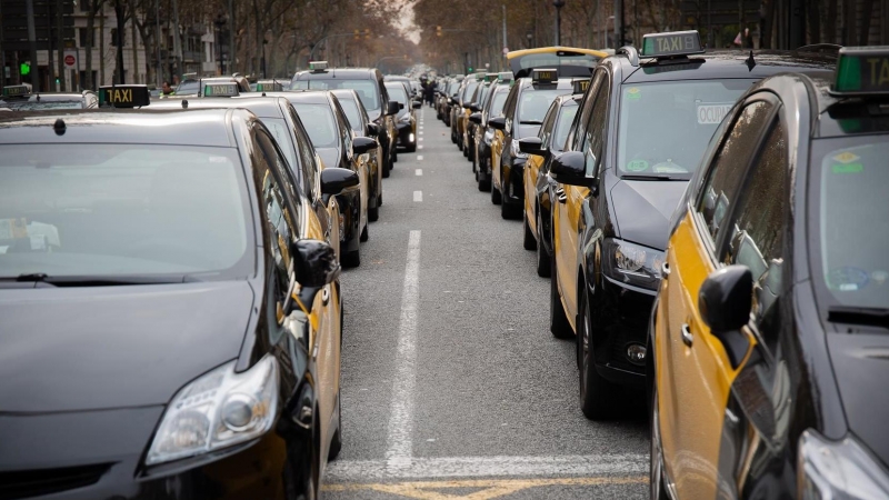 La Gran Via de Barcelona bloquejada pels taxistes. Europa Press / David Zorrakino