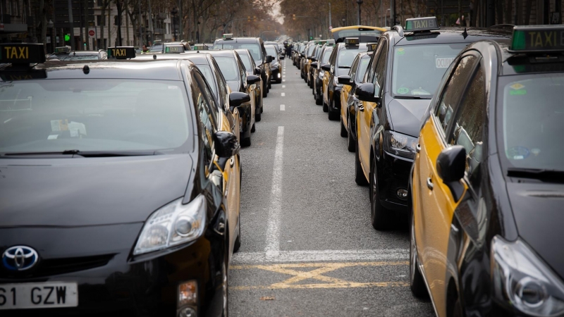 La Gran Via de Barcelona bloquejada pels taxistes. Europa Press / David Zorrakino