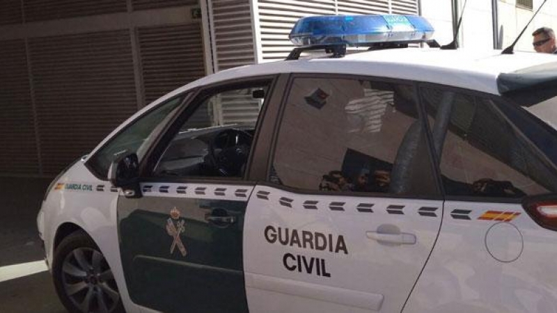 Un coche de la Guardia Civil entra en los juzgados de Vélez. / EP