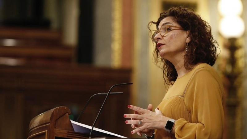 La ministra de Hacienda, María Jesús Montero, en la tribunal del pleno del Congreso. EFE/ J.P.Gandul